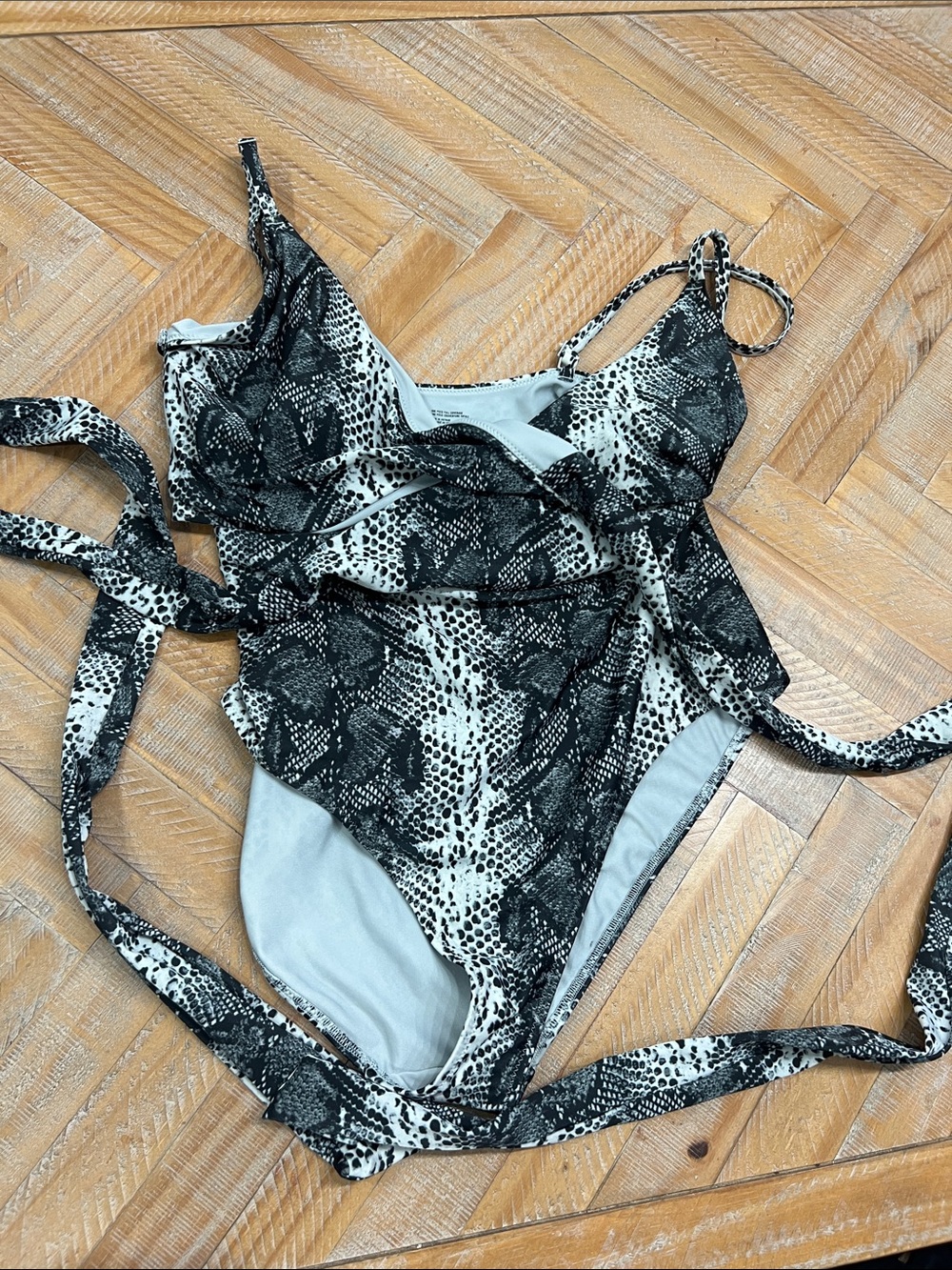 Aerie women’s Black & White Snake Print One-Piece Swimsuit
